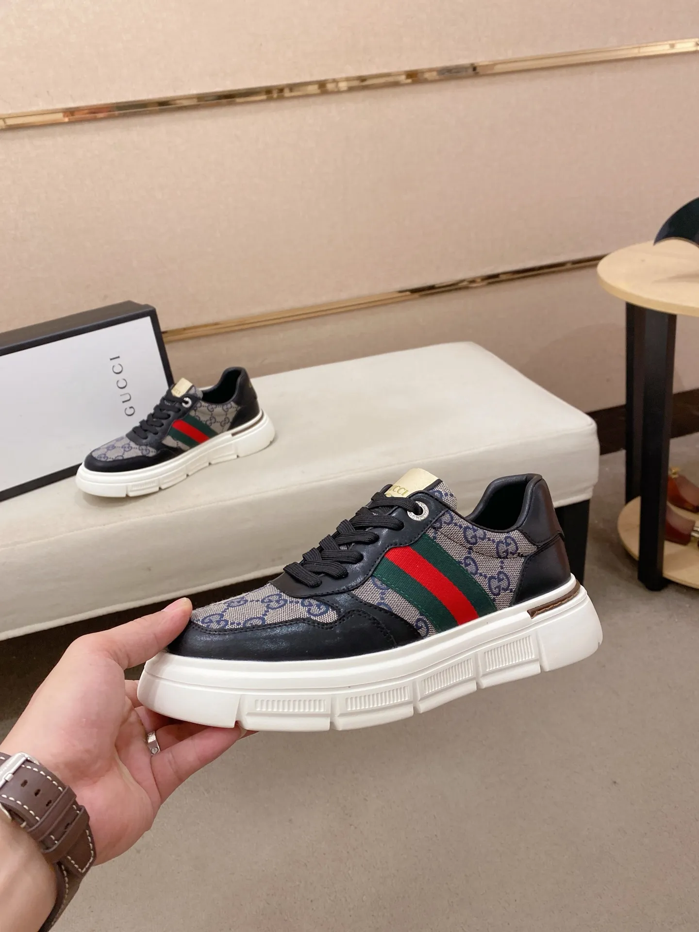 Men's shoes💰 420💰The new GUCCI (Gucci) counters are launched simultaneously. The new men's shoes, 😘fabrics are selected from imported cowhide, and the lining is sheepskin lining. 👍🏿 High-end ☄️ air-cushion molded anti-slip rubber outsole, exquisite lines, simple and elegant, comfortable and high-end for leisure travel. Code number: 38 to 44 (45 can be customized and cannot be returned or exchanged)